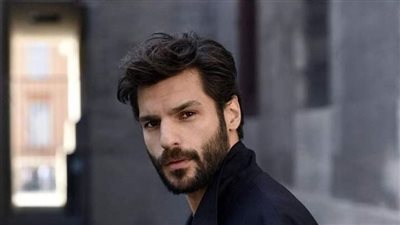 من هى الفنانة التى تهرب احمد زكى من الزواج بها