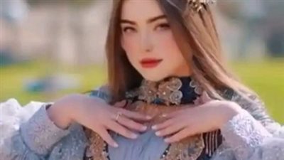 بسرا اللوزى تتعرض لانتقادات.. ظهرت مرتدية البكيني ممسكة بيدها كأس من الخمر