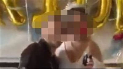 غضب على سوشيال ميديا.. حفل زفاف داخل غرفة النوم.. العروسة والعريس والمعازيم بالروب الستان