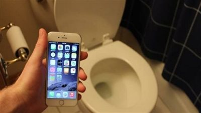 طبيب يحذر من استخدام هاتفك المحمول داخل المرحاض: «يصيبك بمرض»