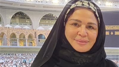 إلهام شاهين ترتدى الكوفية أثناء مناسك العمرة
