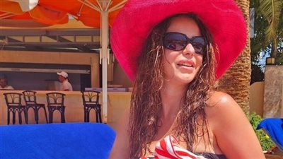صور دنيا عبد العزيز بإطلالات جريئة والجمهور يغازلها