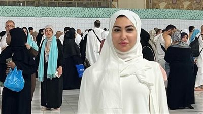 بحجاب وعباءة بيضاء، ميريهان حسين تؤدي مناسك العمرة
