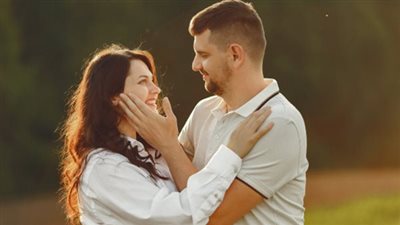 ما هي الملابس والألوان التي تجذب الرجل