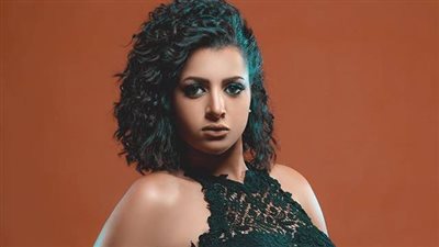  مني فاروق فرحانه وبتدلع بـ”النيو لوك الجديد”