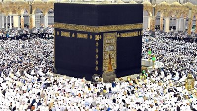 الحكمة من الطواف حول الكعبة من اليسار عكس عقارب الساعة