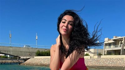  10 إطلالات مٹيرة لـ ميرهان حسين  تخطت فيها الخطوط الحمراء(صور)